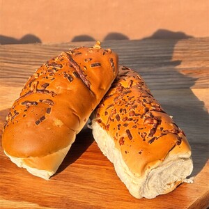 Pão de cachorro quente com queijo e orégano 